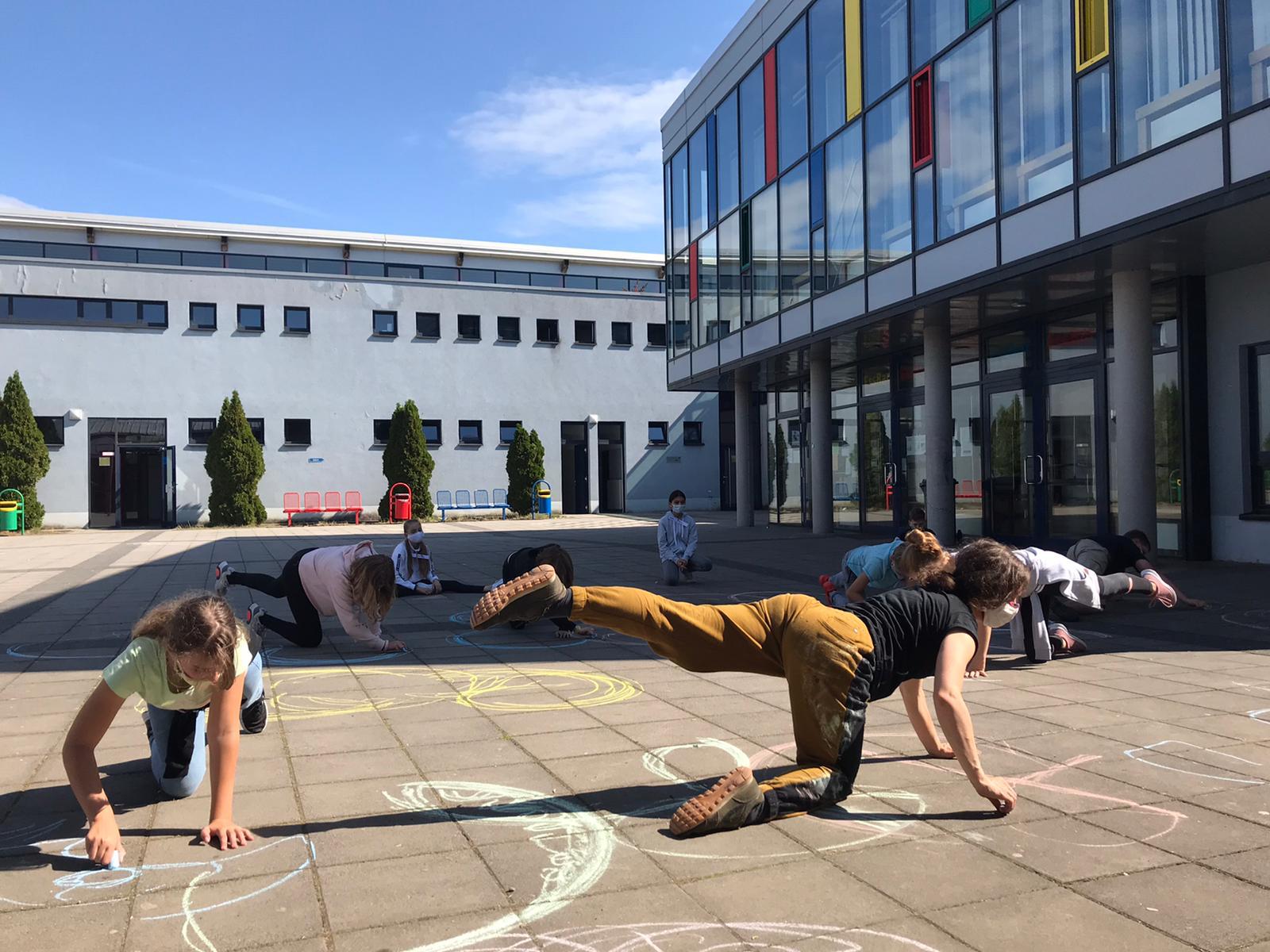 Tanz wird zur Zeichnung oder: Die Schüler*innen entdecken die „Grenzen“ ihres Körpers