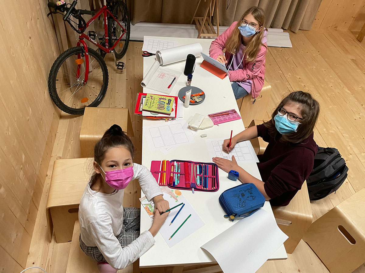 Maya & Mira zu Besuch im Künstlerzimmer