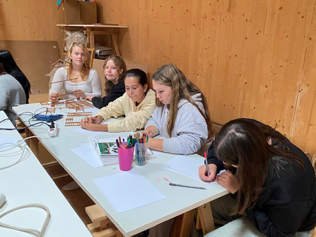 Die 8c baut kreative Behausungen im fliegenden Künstler:innenzimmer